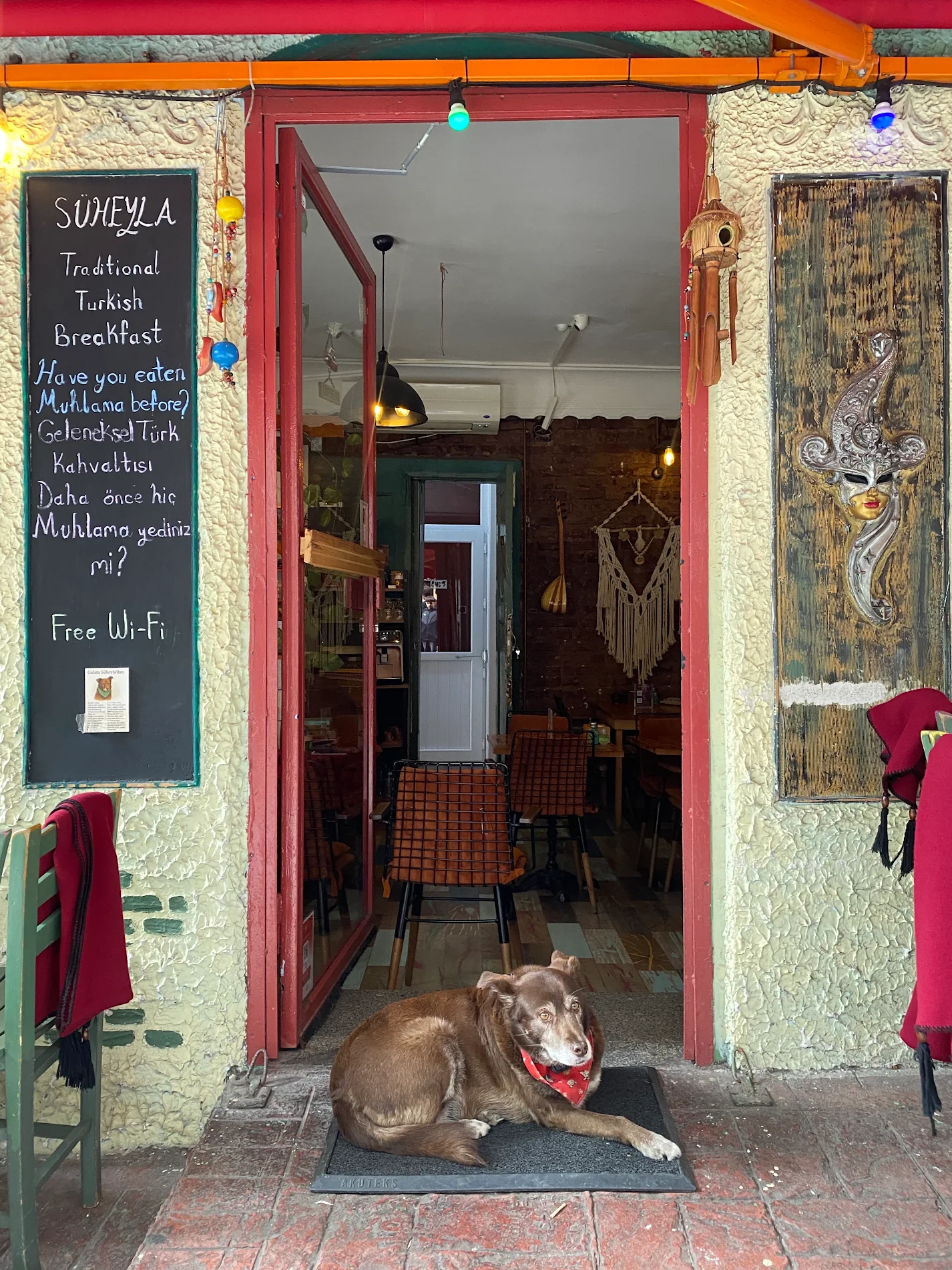 Çiçek at the entrance of Galata Süheyla