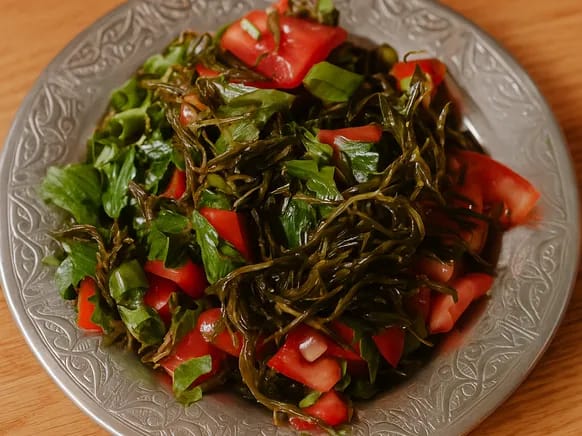 Zahter salad with tomatoes and greens
